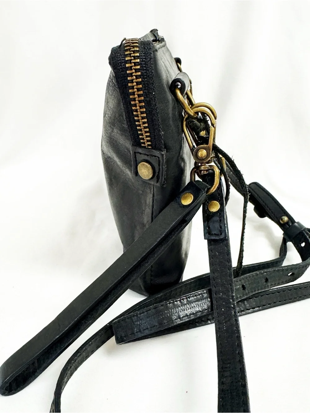 WILL LEATHER GOODS Milan Topzip crossbody bag made of black Italian leather.